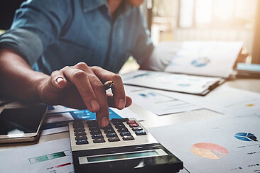Taschenrechner und Statistiken auf Papier