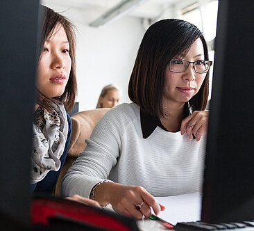 Zwei Studentinnen am Computer