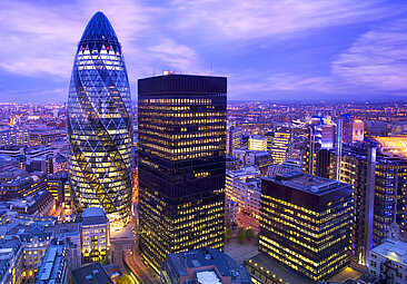 Finanzbezirk London bei Einbruch der Dunkelheit